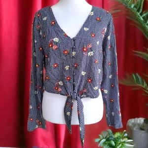 One Clothing V-Neck Button Up Tie Front Long Sleeve Floral Crop Top Size…